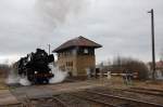 52 8154 am 06.02.2011 mit Kohlezug bei der Einfahrt in Meuselwitz.