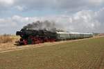 Im Rahmen der traditionellen Burgenlandrunde ist der Leipziger Museumszug mit 52 8154-8 am 20.03.2011 hier zwischen Weienfels und Zeitz unterwegs.