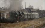 52 8177 der Dampflokfreunde Berlin drckt ihren Sonderzug von Bln.-Reickendorf kommend nach Bln.-Gesundbrunnen vorbei an abgestellten Gterwagen (gesehen Berlin Schnholz 27.03.2011)