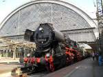 52 8154-8 fuhr am Nachmittag dse 03.04.11 in den Hauptbahnhof Dresden um den ausgestellten Salon Waggon abzuholen.