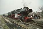 Dampflok 52-8080-5 im Bahnhof von Grevesmhlen mit einem Sonderzug richtung Lbeck im Jahr 2004