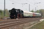 Die Nossener 52 8047 bei Ihrer sterlichen Vogtlandrundfahrt bei der Aussfahrt aus Zwickau(Sachs.)Hbf.23.04.2011.Untersttzt mit ordentlich Schubleistung durch 110 101.