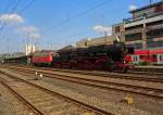 52 8134-0 der Eisenbahnfreunde Betzdorf zieht die (V200) 218 128-7, die keine HU besitzt, am 24.04.2011 durch den Hbf Siegen.