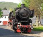 52 6106 mit dem Ostersonderzug am 24.4.2011 bei Durchquerung des Dorfplatzes von Olef.