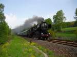 52 8154-8 fuhr am 14.05.11 von Leipzig nach Adorf, hier zusehen kurz vor dem Bahnhof Adorf.