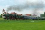 52 6168 wurde zur 175-Jahr-Feier deutscher Eisenbahnen dem Dampf-Sonderzug nach Dinkelsbhl vorgespannt. Drei Fotografen warteten am 6.6.10 am nrdlichen Ortsrand von Fremdingen wegen Versptung ber 1 Stunde, um sie vor der Dorfkirche abzulichten.