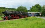 52 6168 zog am 6.6.10 einen Sonderzug nach Dinkelsbhl und befuhr dabei auch den Bahnbergang der Bundesstrae B25 sdlich von Wilburgstetten.