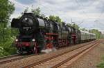 Diese Aufnahme des mit 52 8154-8 und 52 8098-7 bespannten Leerzuges des EMBB Leipzig entstand am 27.05.2011 zwischen Halle/Saale und Merseburg.