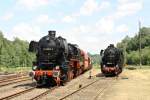 Die Kohlenstaublok 52 9900-3 und ihre Reko-Schwester 52 8183-1 am 05.06.2011 im Eisenbahnmuseum Schwarzenberg.