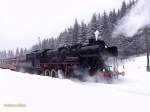 52 8154 mit ihrem Sonderzug aus Meiningen bei der Einfahrt in den winterlichen Bahnhof Oberhof.