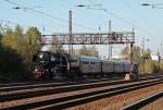 Kurz nachdem der Sonderzug das Leipziger Stadtgebiet wieder erreichte, durchfhrt er hier die alte Signalbrcke in Leipzig-Mockau,16.10.2011.