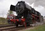 52 8154 rangiert am 08.10.2011 den Meininger Sonderzug im Rahmen des Eisenbahnfestes im Bahnmuseum Bw Weimar.