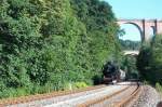  Dampf im Elstertal  - die 52 8075 kurz vor   dem Bahnhof Barthmhle im Elstertal, mit Blick   auf die Elstertalbrcke am 28.07.2002