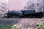 52 6666-3 Berlin-Stadtbahn nhe Schnhauser Allee im Mai 1977 vor Stadtkulisse