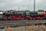 52 6106 der Vulkan-Eifel-Bahn (VEB) im Bf Euskirchen, zwischen einer V100 und einem alten 3-achs-PersWagen - 09.01.2012