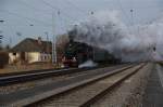 52 7596 hier mit DPE 80685 Nordhausen - Blankenburg (Harz) kurz vor der Durchfahrt durch den Bahnhof Heringen (Helme), 19.02.2012.