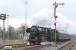 52 8154-8 Einfahrt im Bhf Zeitz 12.2.2011 - Burgenlandrunde der Leipziger Eisenbahnfreunde