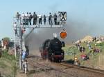 52 8177-9 wird von Bahnfans auf der Signalbrcke betrachtet.