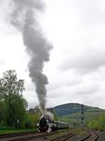   Volldampf im Hellertal, aus Anlass: 150 Jahre Eisenbahn an Sieg, Heller, Dill und Lahn, am 06.Mai 2012: Die 52 8134-0 der Eisenbahnfreunde Betzdorf fährt, mit hoher Dampffahne, vom Bahnhof