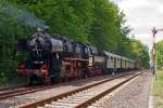   Ein Nachschuß auf ein Sandwich: Die 52 8134-0 der Eisenbahnfreunde Betzdorf mit roten Lichtern schiebt und die WEBA 7 (MaK OnRail DH 1004/8) der Westerwaldbahn zieht den Sonderzug am 13.05.2012