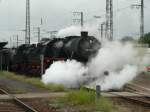 02.09.2012 - Gespann aus 52 7596 + 64 419 bei der Ausfahrt aus dem Bahnhof Karlsruhe