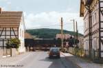 52 8039 zieht am 30.5.97 einen Sonderzug nach Vacha ber den Bahnbergang westlich vom Bahnhof Dorndorf.