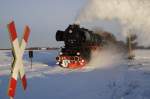 09.12.2012, 52 8131-6, der von Nossen kommende Sonderzug zum Weihnachtsmarkt nach Zwickau, hier auf der Zellwaldbahn zwischen Grovoigtsberg und Groschirma