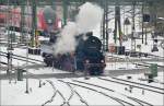 Grenzgängerin: Tender in der Schweiz, Lok in Deutschland. 52 7596 auf dem Weg zu ihrem Parkplatz in Konstanz. Dezember 2012.