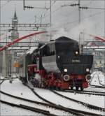 52 7596 rangiert ihren Wagenpark auf eines der Gleise für den Güterverkehr.