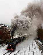   Mit mächtiger Rauchfahne durchfährt die Betzdorfer 52 8134-0 am 02.12.2012 Herdorf in Richtung Würgendorf, hier kurz vor der Brücke Wolfsweg.