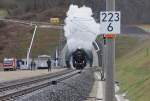 Nachdem 52 1360-8 den Zug in die Tunnelrhre geschoben hat, kommt sie kurz darauf mit viel Danmpf und Buhei im Rahmen der groen Erffnungsfeier der neuen sdlichen Tunnelrhre des Bebenroth-Tunnels