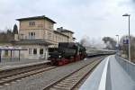 Osterfahrt der Eisenbahnfreunde Treysa mit der 52 4867 der Historischen Eisenbahn nach Westerburg am 31.03.2013  --  Am spten Nachmittag fhrt die Rckfahrt Tender voraus durch Leun Lahnbahnhof.