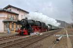 Osterfahrt der Eisenbahnfreunde Treysa mit der 52 4867 der Historischen Eisenbahn nach Westerburg am 31.03.2013  --  Mit Volldampf ging es am Vormittag durch den Bahnhof Stockhausen.