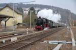 Osterfahrt der Eisenbahnfreunde Treysa mit der 52 4867 der Historischen Eisenbahn nach Westerburg am 31.03.2013  --  Mit Volldampf ging es am Vormittag durch den Bahnhof Stockhausen.