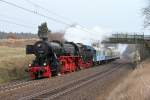 Osterfahrt der Eisenbahnfreunde Treysa mit der 52 4867 der Historischen Eisenbahn nach Westerburg am 31.03.2013  --  berfhrungsfahrt von Frankfurt nach Treysa, hier bei Kirch-Gns, ein Tag zuvor am