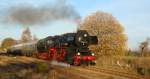 der Abendsonne entgegen fhrt am 31.10.2010 die 52 8047-4 des BW Nossen kurz nach dem Hp Grovoigtsberg Richtung Freiberg