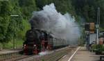 52 7596 mit dem DPE 32830 (Hornberg-St.Georgen(Schwarzw) bei der Durchfahrt Triberg 9.6.13