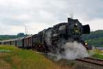 
Die  52 8134-0 der Eisenbahnfreunde Betzdorf fuhr Sonderfahrten, anlässlich der 100 Jahr Feier der Westerwaldbahn (WEBA) am 31.08.2013, zwischen Scheuerfeld/Sieg und dem Betriebshof Bindweide der Westerwaldbahn, hier bei Steinebach/Sieg.

Die Lok lief heute nicht ganz ruhig, deutlich zusehen ist das aus dem Dampfzylinder in Fahrrichtung recht zu viel Dampf austritt, der die Blätter vom Gleisbett aufwirbelt.

Die Lok war, bedingt durch die Wiedervereinigung, eine der letzten Normalspurigen Dampfloks der DB.  
Zudem war sie als 052 134‐4 die einzige wahre 52 der DB (BR 52.80).
Die Lok wurde 1965 aus der 1943 bei der Lokfabrik Wien‐Floridsdorf (Fabriknummer 16591) gebauten  52  7138 rekonstruiert.