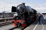 Soeben ist am Mittag des 07.09.2013 52 4867 mit ihrem Sonderzug der  Historischen Eisenbahn Frankfurt  in Schweinfurt Hbf eingetroffen. Seit dem Bahnhof Gemnden ist der Zug um drei  Donnerbchsen  und V100 1200 erweitert worden, welche als Sonderzug der DGEG aus Wrzburg ebenfalls, genau wie unser Zug zu den XIX. Meininger Dampfloktagen unterwegs waren. Da der Zugverband in Schweinfurt Kopf macht und V 100 1200 nun bis Meiningen die Fhrung des Ganzen bernimmt, werden die Scheinwerfer der Dampflok jetzt mit roten Farbblenden zu Zugschlulaternen umfunktioniert. Rechts ist bereits der Schlauch zu sehen, mit welchem die Wasserversorgung der Lok durchgefhrt wird. Hierbei leistete die Schweinfurter Feuerwehr tatkrftige Hilfe.