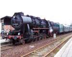 52 8184 mit einem Personenzug bestehend aus alten DR Rekowagen in Brandenburg Hbf zum Streckenjubilum Brandenburg - Belzig im Frhjahr 2004.