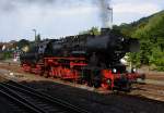 52 8195 der Frnkischen Museumseisenbahn Nrnberg (FME) kommt am 07.09.2013 gerade aus dem Dampflokwerk und fhrt in den Bahnhof Meiningen ein, um ihren Sonderzug aus Nrnberg fr die Rckfahrt zu