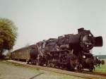 Am 05.05.1980 fotografierte Klaus Pollmcher die DR 52 8119-1 mit einem Personenzug von Querfurt nach Vitzenburg beim Halt in Lodersleben.