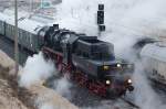 07.12.13 / 52 8154-8 mit dem Nikolaus-Express nach Zeitz / hier schiebt sie ihn gerade nach Leipzig-Plagwitz