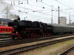 52 8168-8 wartet mit einem Dampfsonderzug im Münchener Hauptbahnhof auf die Abfahrt; 130607