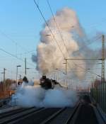 Die 52 8154-8 fährt am 22.02.2014 mit ordentlich Dampf aus dem Bahnhof Böhlen (b.Leipzig) heraus.