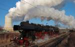  Dampf trifft Dampf  Auf dem Weg ins Erzgebirge passiert der, von 52 8154-8 gezogene, Sonderzug des Eisenbahnmuseums Leipzig am Morgen des 22.02.2014 das Kraftwerk Lippendorf und kitzelt mit seiner