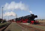 52 8177 und 52 8184 zusehen mit einem Güterzug beim Bw Fest in Staßfurt am 29.03.14.