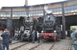 Die beiden Eisenbahner  bestaunen und bewundern wohl die Maschine des anderen .Am 12.04.2014 in Dresden auf dem Gelände des ehemaligen Bw zum 6.