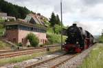 Lok 524867 passiert das große Stellwerk in Annweiler am Trifels.