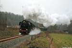 52 8079 mit einem Sonderzug aus Berlin, muss sich am 23.12.06 in der Steigung hinter Wolkenstein kraftvoll ins Zeug legen.